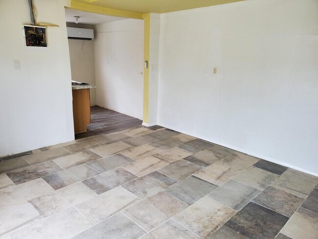 Building Photo - 14565 Hendrik Dr