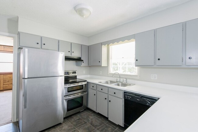Building Photo - Adorable ranch home with huge fenced yard mid June!