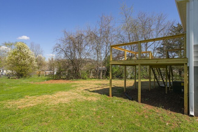 Building Photo - Available June. Large house, fenced back yard, renovated, fenced back, pets ok, great for house s...