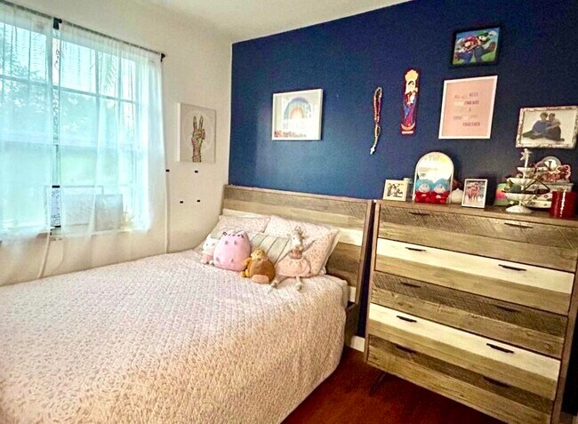 Building Photo - 4110 NE 24th St