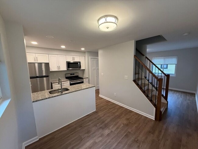 Building Photo - 5425 Stewart Ave