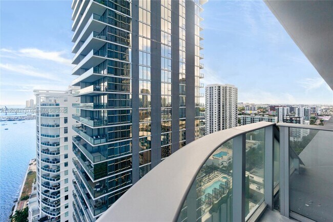 Building Photo - 700 NE 24th St