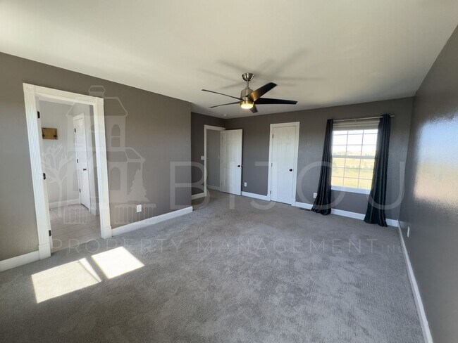 Building Photo - Spacious Country Living!