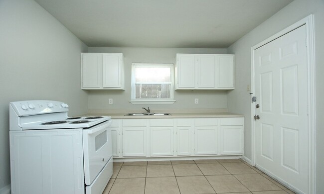 Building Photo - Move-in Ready! 2 bed 1 bath in South East ...