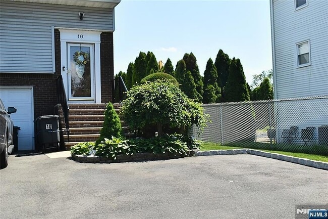 Building Photo - 10 Garden Dr