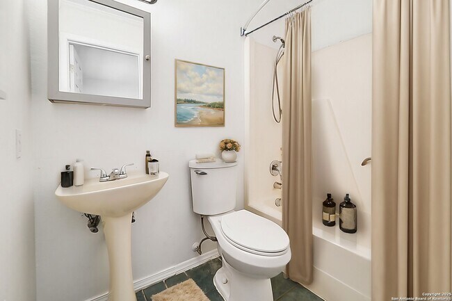 Building Photo - Charming 3 Bedroom in Pipers Meadow