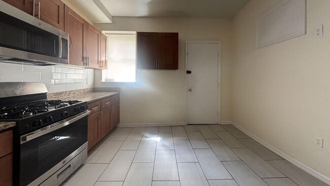 Building Photo - Newly Renovated 4BED 1.5BTH / Stainless Steel Appliances & Washer/Dryer Hookup!