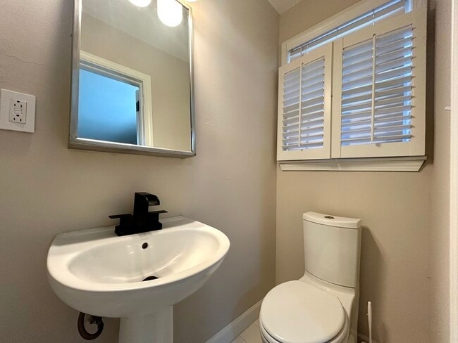 Building Photo - 900 Stanfield Dr