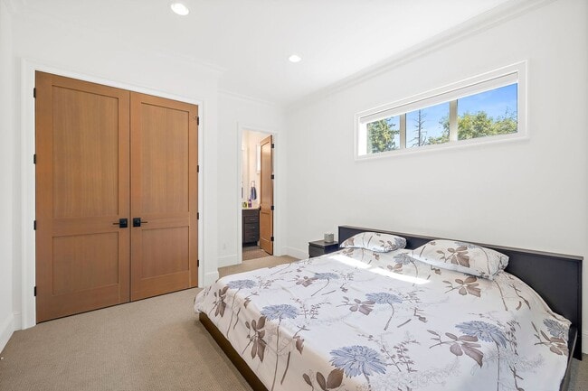 Building Photo - 4bd/4.75ba Bellevue House