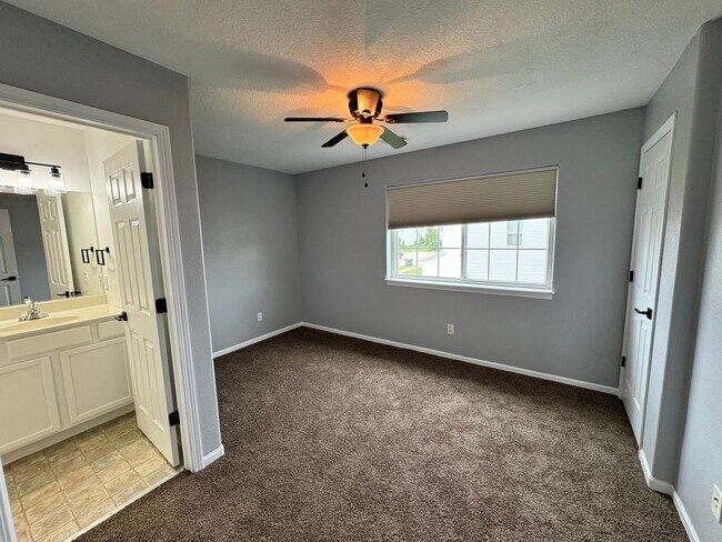 Building Photo - 1631 Jenna Dr