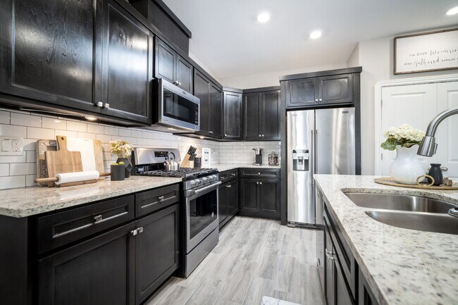 Building Photo - "Spacious 3-Bedroom Duplex with Granite Elegance in El Paso – 1469 Sq Ft of Modern Comfort!"