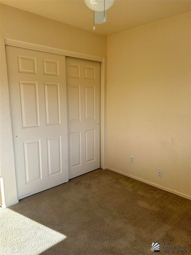 Building Photo - 3039 S Tangerine Ave