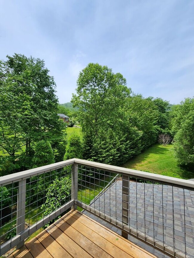 Building Photo - Beautiful East Asheville Long Term Rental ...