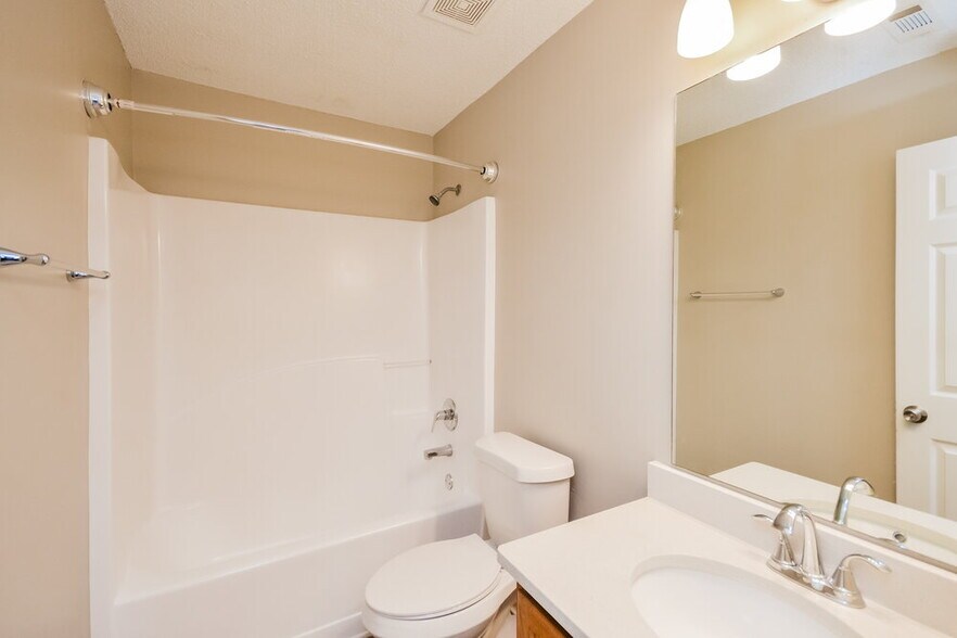 Building Photo - 10662 Village Landing