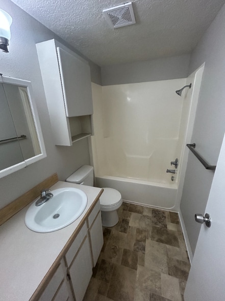 Building Photo - 184 Crestview Dr