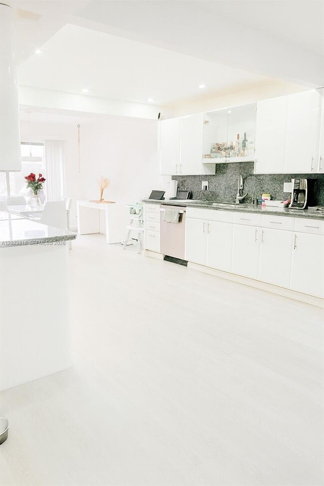 Building Photo - 8308 N Coral Cir