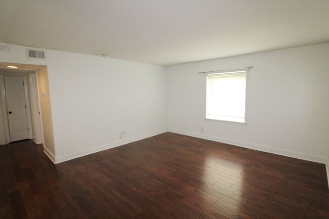 Building Photo - 2 Bedroom Condo on Park Road!