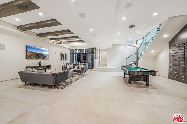 Building Photo - 318 S Medio Dr