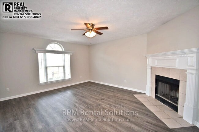 Building Photo - Wonderful 3BR/2BA duplex 1 minute from MTSU!