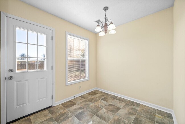 Building Photo - Home For Rent Near Heritage Park!