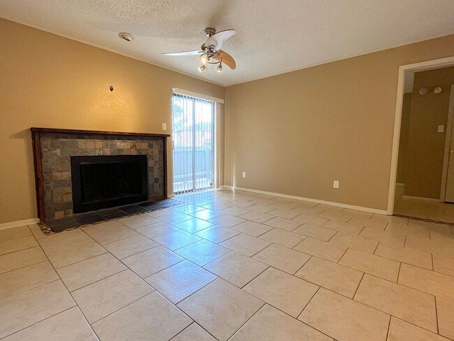 Building Photo - SUBLEASE AVAILABLE JULY  Spacious One Bedroom Condo Close to Campus On the Bus Route