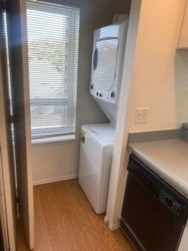 Building Photo - Queen Anne west facing 1 Bedroom patio secure building and garage