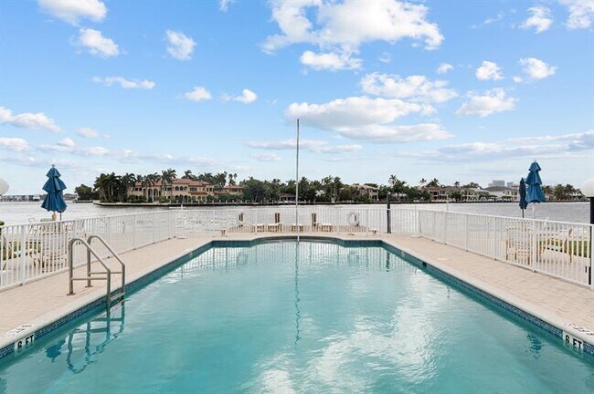 Building Photo - 425 Bayshore Dr