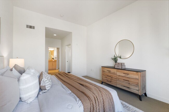 Building Photo - Spacious & Sunny Condo at Plant 51 in Down...