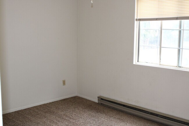 Building Photo - Lovely Condo Next to Campus- Winter Move I...