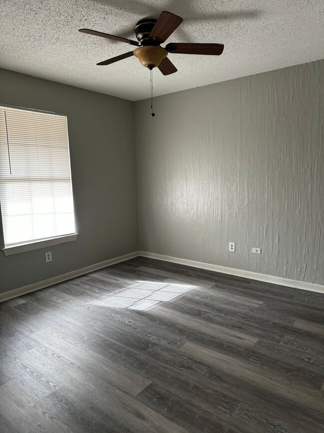 Building Photo - Charming 2/2 Condo Blocks from Baylor Campus!