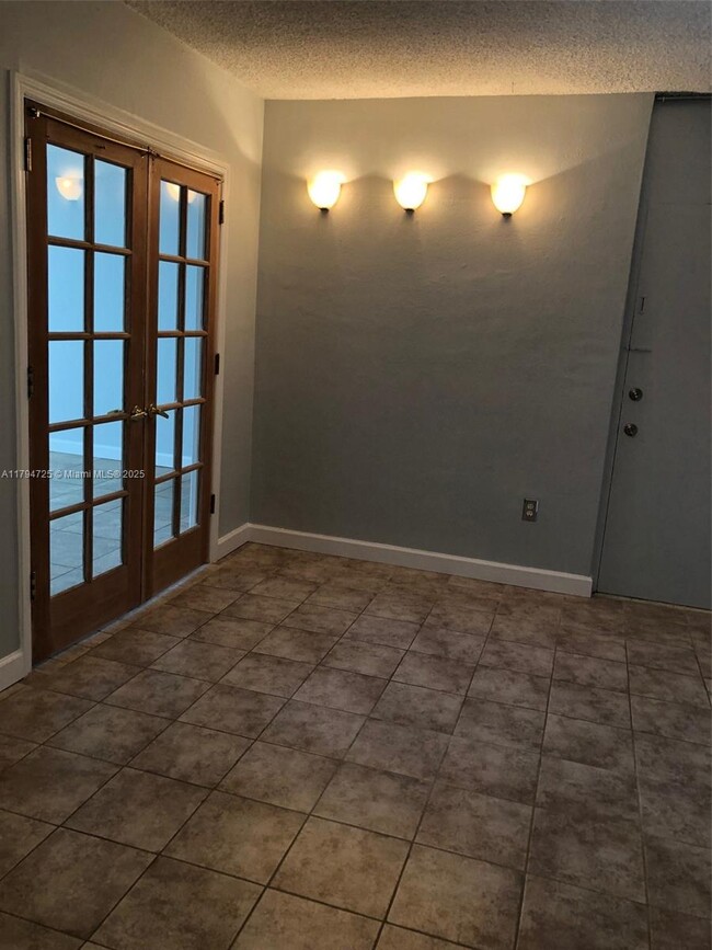 Building Photo - 2539 Bayshore Dr