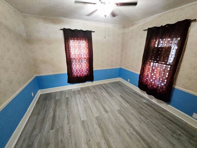 Building Photo - Charming Rental Opportunity in Burlington