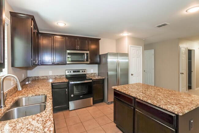 Building Photo - Spacious 3-Bedroom Home