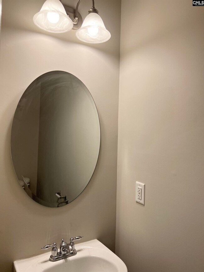 Building Photo - 211 Pinebluff Ct