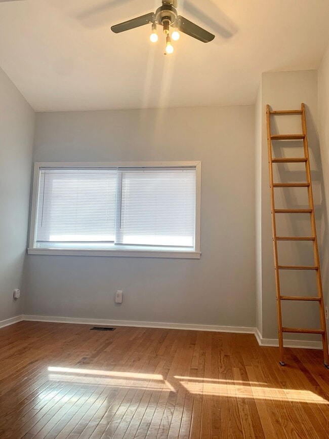 Building Photo - Amazing 2-Bedroom Townhouse Located in Bella Vista! Available mid-July!