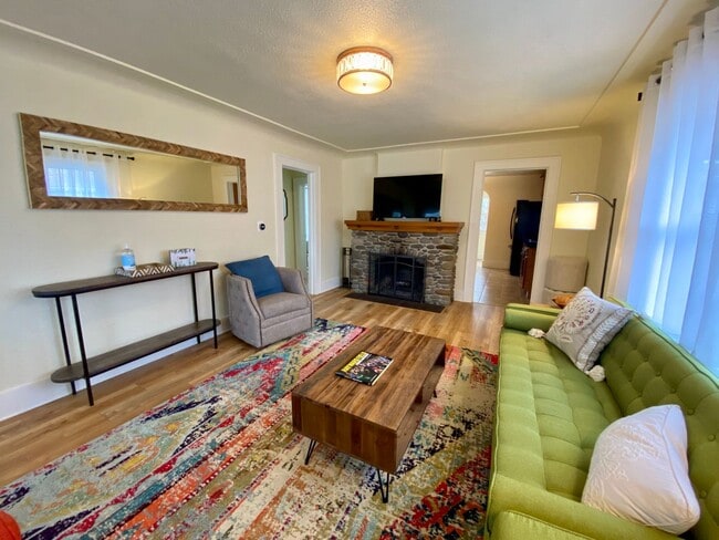 Building Photo - 3 Bedroom House Near UO Campus!! Ready for Fall 2026!