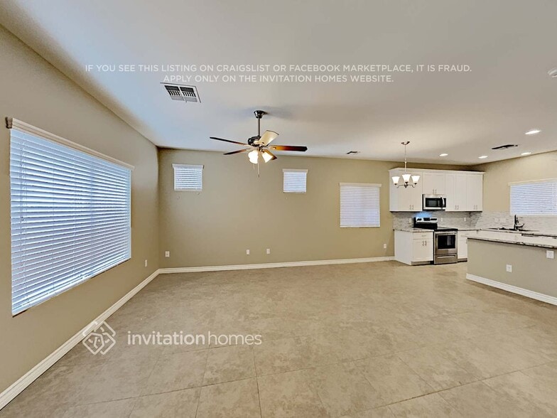 Building Photo - 327 S Travis