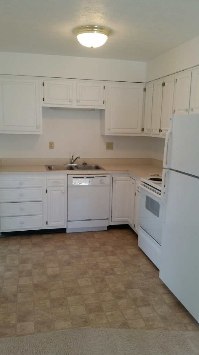 FURNISHED KITCHEN - Patriot Enclave