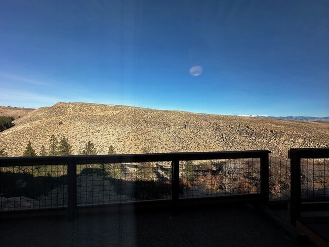 Building Photo - Views from Paradise!