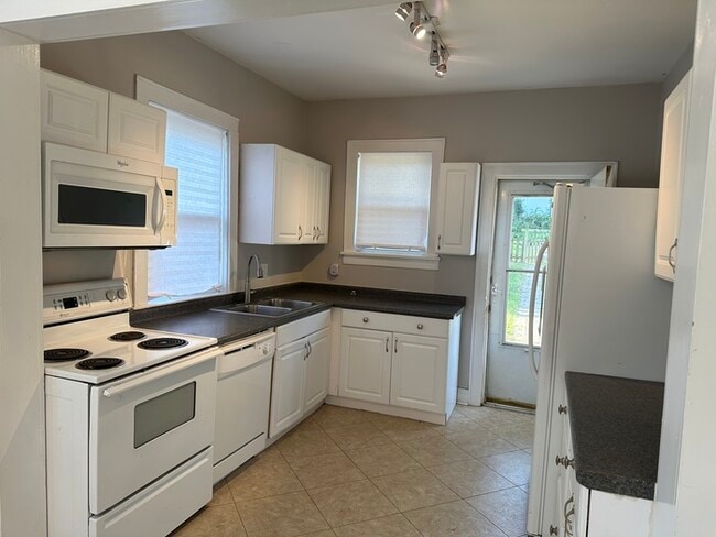 Building Photo - Charming Home 2 Bedroom 1 Bath Home In Krkwood, Mo.