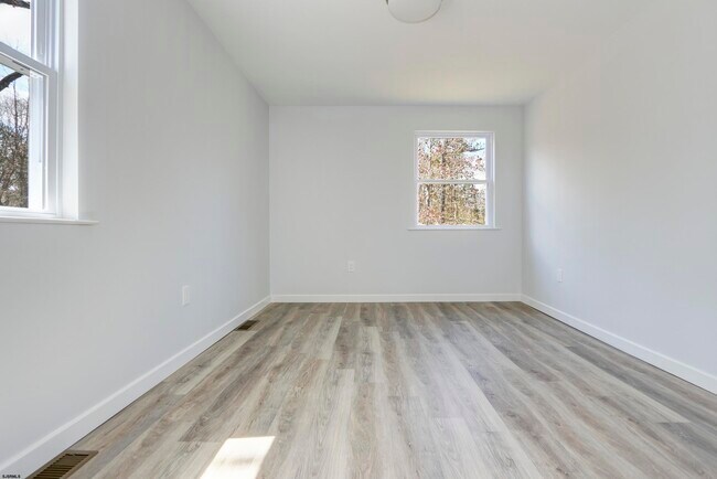 Building Photo - 6007 W Jersey Ave