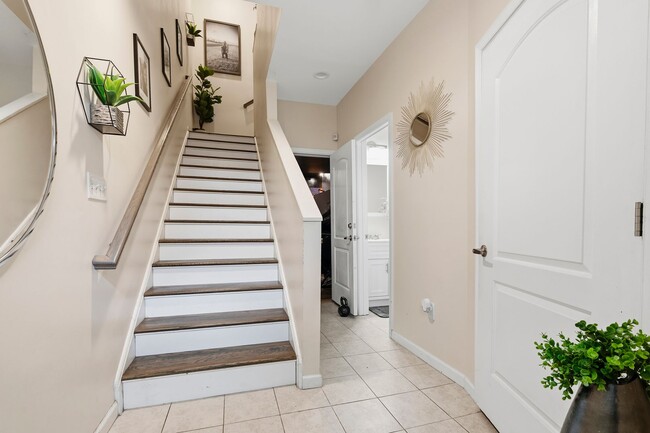 Building Photo - Spacious Updated 3BR Home with Converted Den