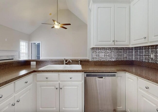 Building Photo - 1013 Sebring Dr