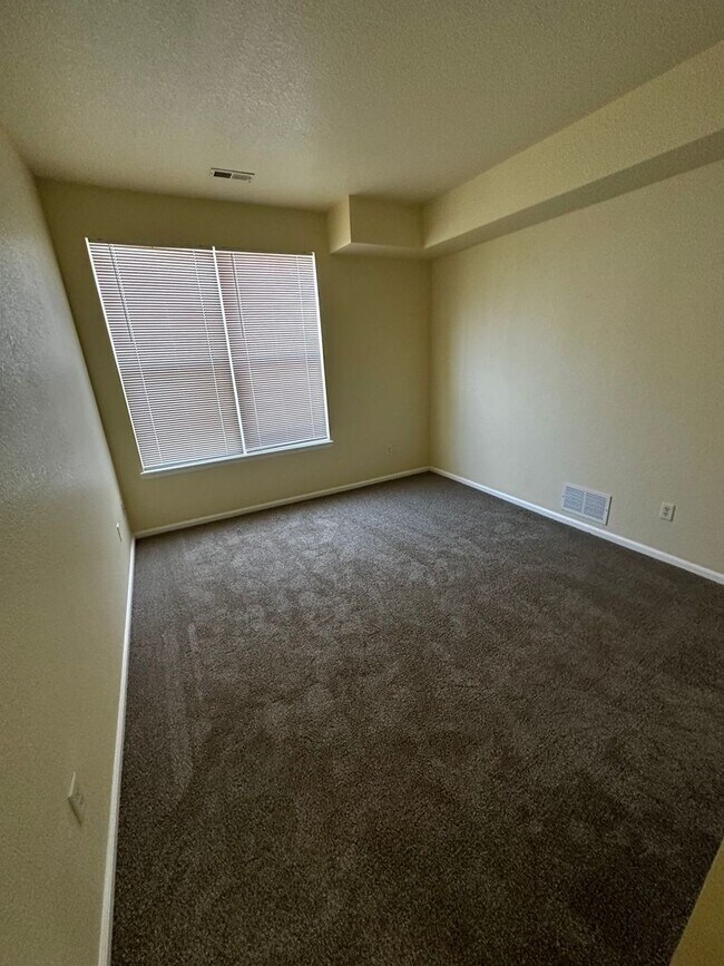 Building Photo - Move in Ready!!  3 Bedroom Condo - Cherry Grove - Aurora.....