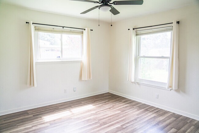 Building Photo - 142 Meadow Glen Dr
