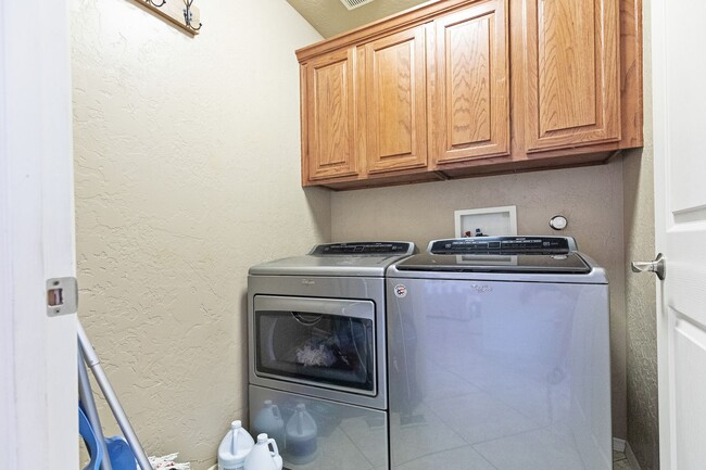 Building Photo - Conveniently located 3 Bedroom with 2 Car Garage