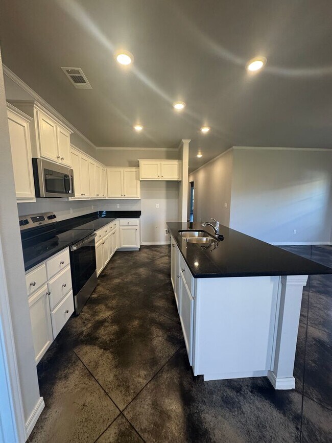 Building Photo - Located in Glendale!!!4bedrooms 2bathrooms...