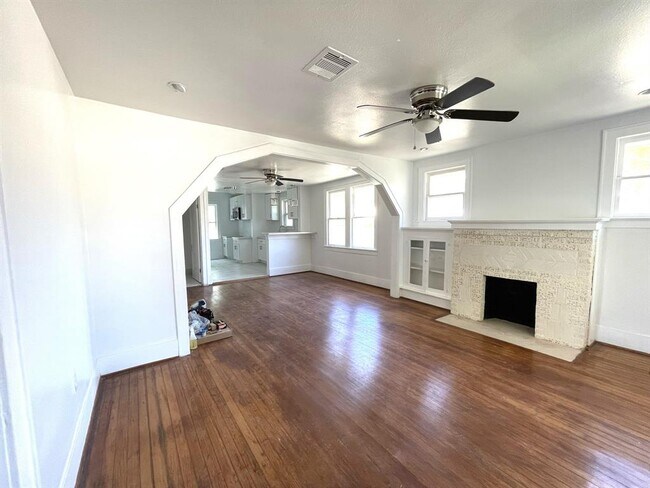 Building Photo - 107 Sinclair St
