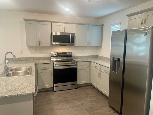 Building Photo - 3 bed 2 bath 2 car garage Townhome "On the Strip" South Las Vegas Blvd