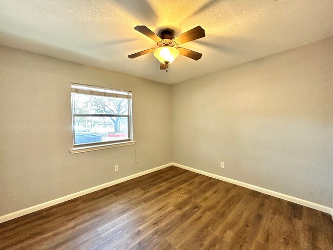 Building Photo - Cozy & Bright 2/BR 1/BA Home with Modern U...